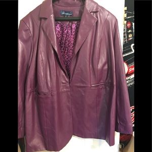 Woman’s “leather looking” jacket 2X silky inside